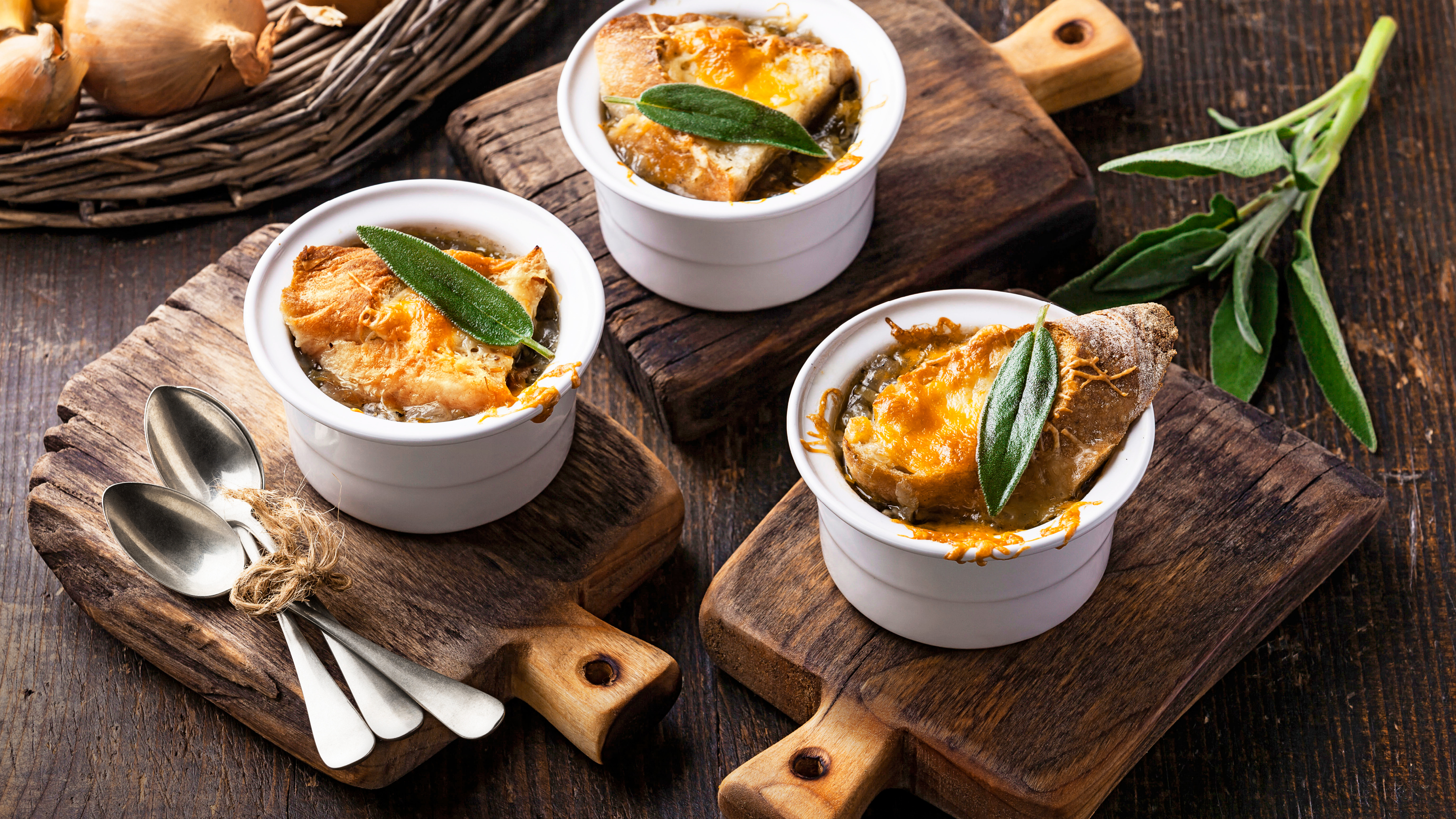 https://aem-prod-publish.viking.com/content/dam/vikingcruises/en/magnolia-images/mar_content/recipes/CC_French_Onion_Soup_3840_16x9.jpg